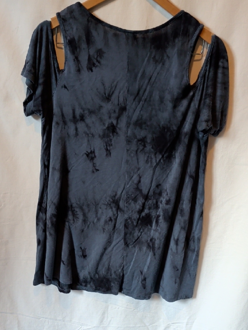torrid Black Tie-Dye Cold-Shoulder V-Neck Tee - Picture 4 of 5